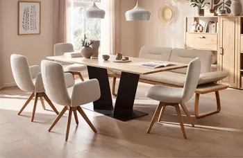 Esstisch mit holz Tischplatte und weissen polster Stühlen